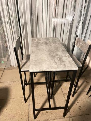 Tafel met 2 stoelen beschikbaar voor biedingen