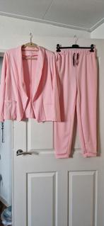 Nieuw leuk roze pak, jasje en broek travelstof, mt M, Nieuw, Ophalen of Verzenden, Roze