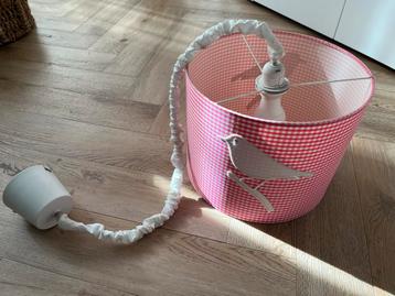 Hanglamp met roze ruitjes en vogel beschikbaar voor biedingen