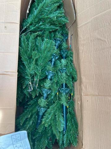 Kunststof kerstboom beschikbaar voor biedingen
