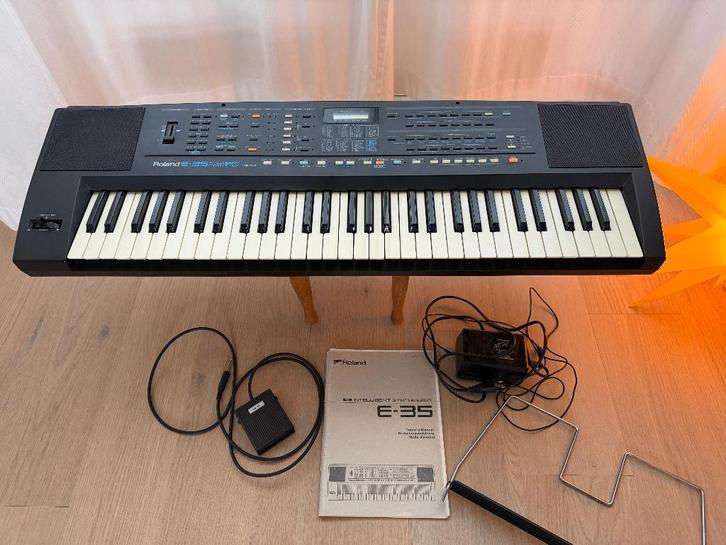 Roland E35  keyboard + handeiding, adapter, lessenaar, Muziek en Instrumenten, Keyboards, Gebruikt, 61 toetsen, Roland, Aanslaggevoelig