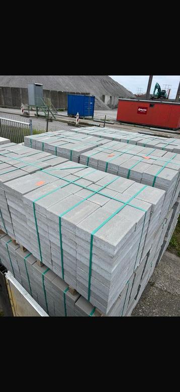 Betontegel 30x30x8 grijs beschikbaar voor biedingen