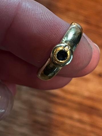Geelgouden ring met saffier en diamantje (mt 16,5) beschikbaar voor biedingen
