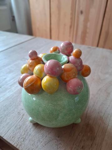 Keramiek vaasje groen blauw, roze oranje balletjes. +-10 cm beschikbaar voor biedingen