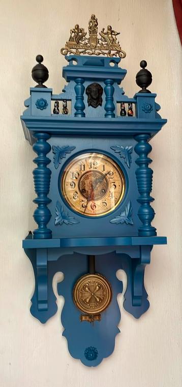 Antieke blauwe klok beschikbaar voor biedingen