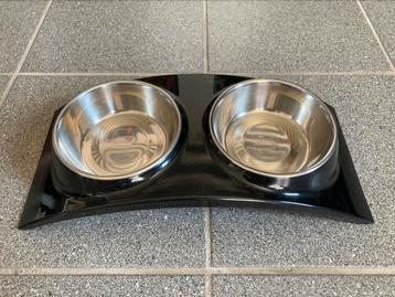 Mini hondenbar / 2x RVS voerbakje (kleine hond of kat) beschikbaar voor biedingen