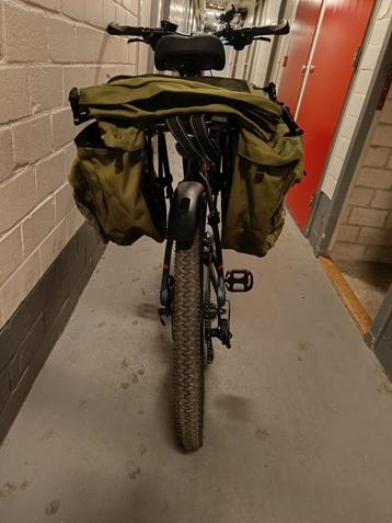 Mountainbike met bagagedrager en fietstassen beschikbaar voor biedingen