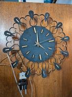 Handgemaakte Wandklok Oirsbeek, Ophalen of Verzenden, Zo goed als nieuw, Analoog, Wandklok