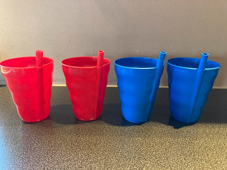 Set drinkbekers met vastzittend rietje, Huis en Inrichting, Keuken | Servies, Zo goed als nieuw, Overige typen, Effen, Overige materialen