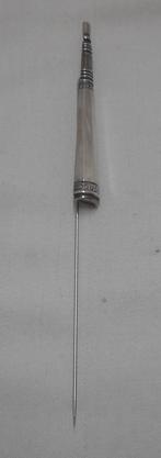 Zilveren vintage hoeden of revers speld Niekerk nr.1202, 10 cm of meer, Verzenden, Zo goed als nieuw, Zilver