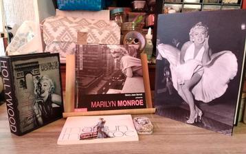 5 item over Marilyn Monroe,  boek, dozen en 30 postkaarten . beschikbaar voor biedingen