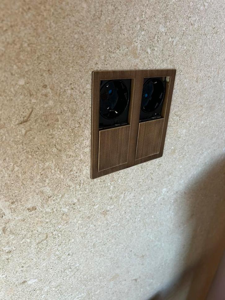 Inbouwcontactdoos VERSAHIT 2-voudig met randaarde Mat Brons, Doe-het-zelf en Verbouw, Elektra en Kabels, Nieuw, Stopcontact, Ophalen of Verzenden