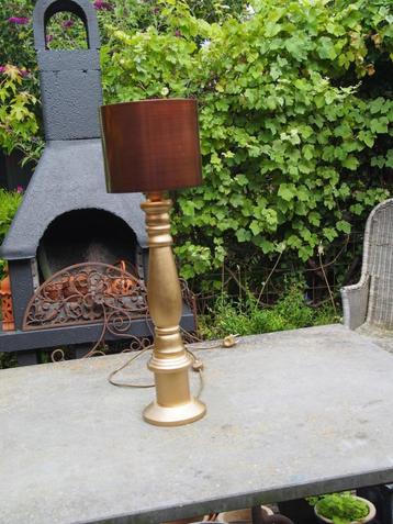 Lamp met Metalen Lampenkap beschikbaar voor biedingen