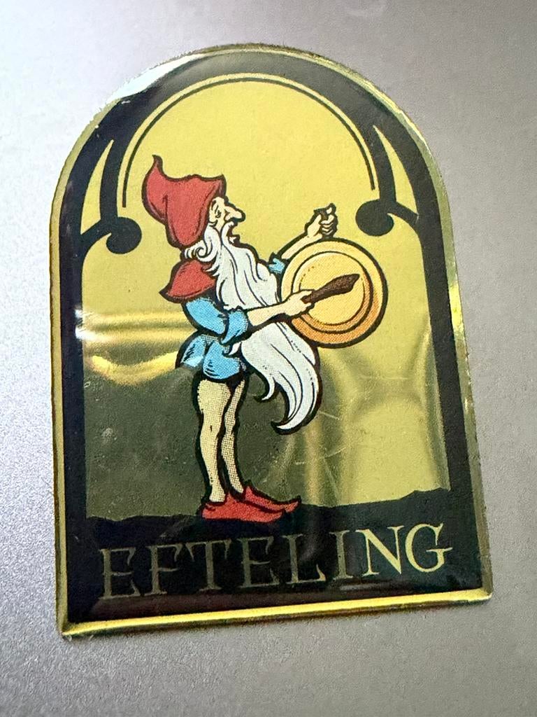 Efteling pin kaboutjer van het smidje, Verzamelen, Efteling, Ophalen of Verzenden, Zo goed als nieuw, Button of Speldje