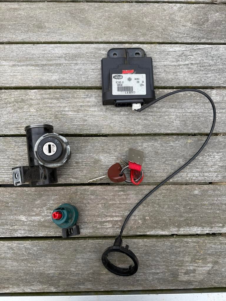 Piaggio Fly 125 contactslot met chipkey, Ophalen of Verzenden, Zo goed als nieuw, Overige typen, Piaggio