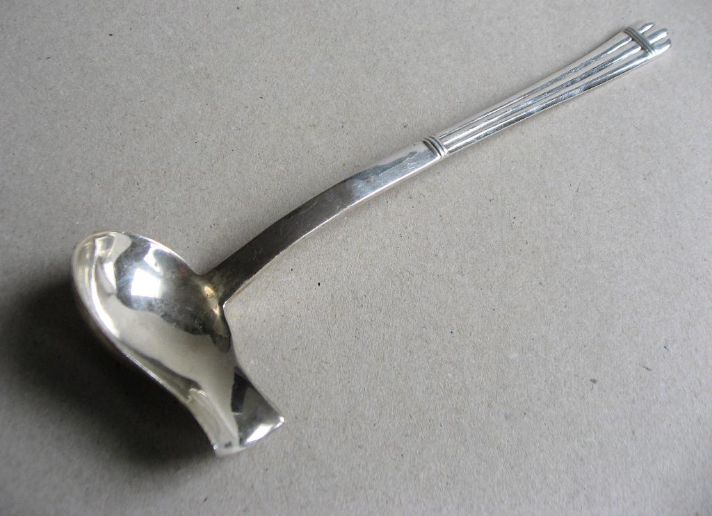 Mooie verzilverde sauslepel, asperge of botersaus, Antiek en Kunst, Antiek | Bestek, Ophalen of Verzenden