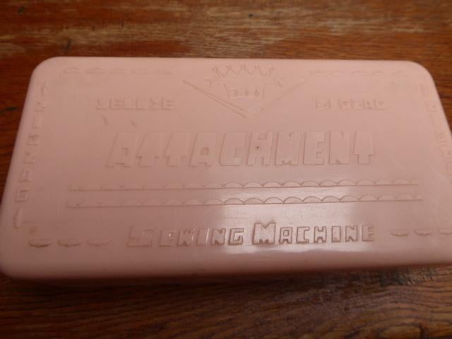 Vintage plastic doosje voor naaimachine benodigdheden, Ophalen of Verzenden, Zo goed als nieuw, Naaimachine, Overige merken