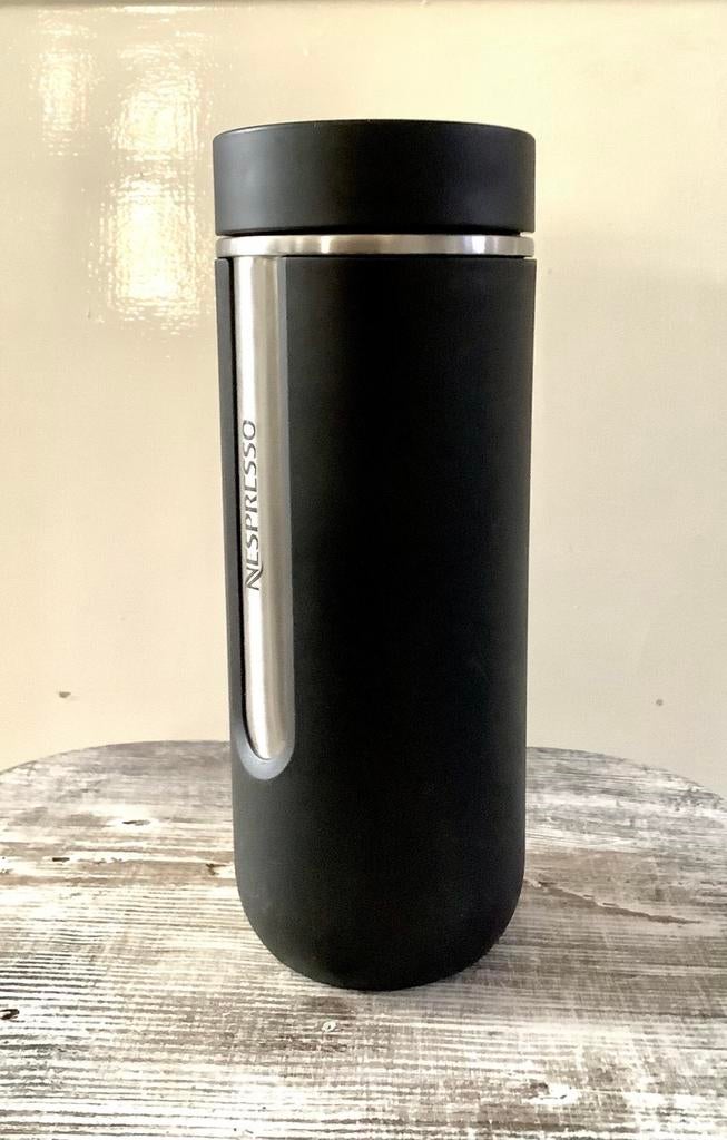 Nespresso Travel Mok Nomad Zwart 540 ml - Zeldzaam!, Huis en Inrichting, Keuken | Keukenbenodigdheden, Ophalen of Verzenden, Zo goed als nieuw