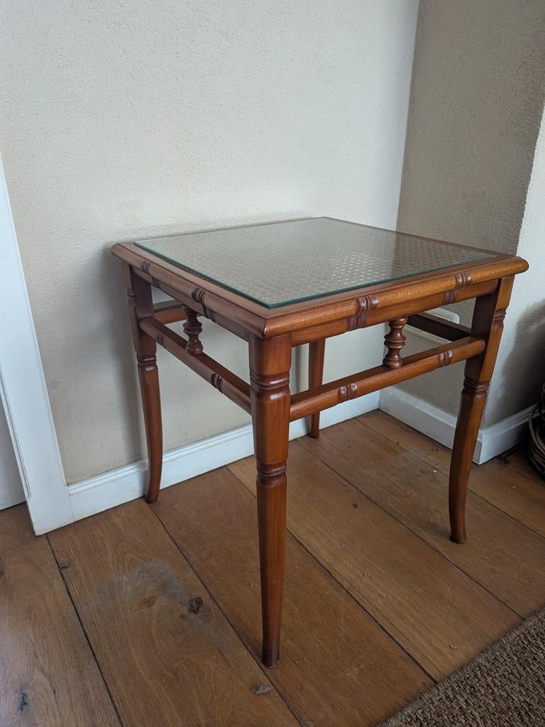 Engelse bijzettafel of salontafel van hout met een glazen bl, Ophalen