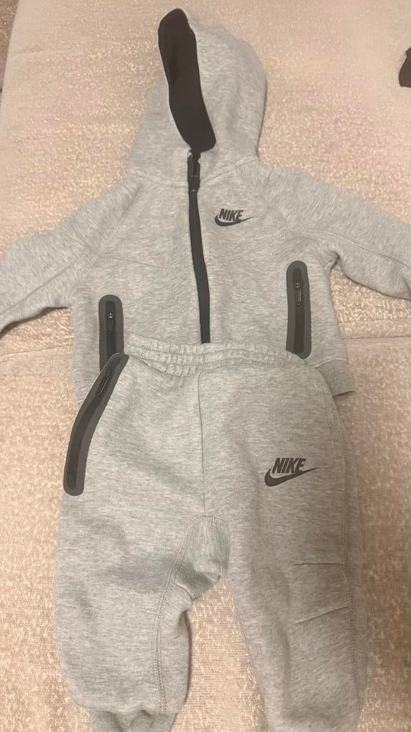 Nike Tech Fleece Set Grijs - Maat 74-80 (12M), Kinderen en Baby's, Babykleding | Maat 80, Ophalen of Verzenden, Zo goed als nieuw