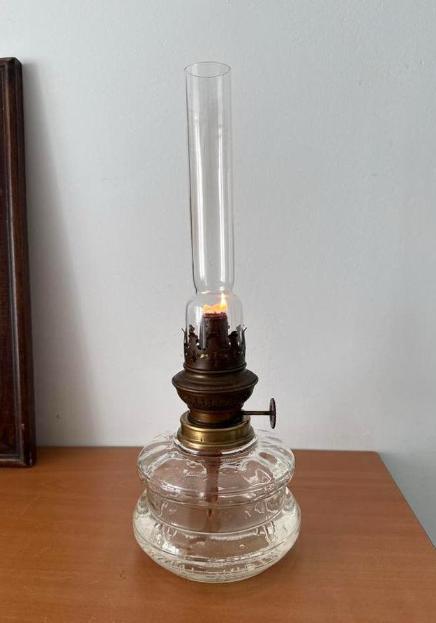 Oude olielamp met glazen reservoir en koperen details, Ophalen