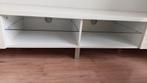 Moderne witte televisiekast met glazen planken, Gebruikt, 150 tot 200 cm, Ophalen of Verzenden, Minder dan 100 cm