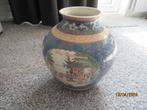 OUDE RONDE BEWERKTE CHINESE VAAS MET BLOEMMOTIEVEN + FIGUREN, Ophalen of Verzenden