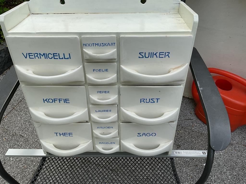 Grootmoeders kastje voor in de keuken., Ophalen