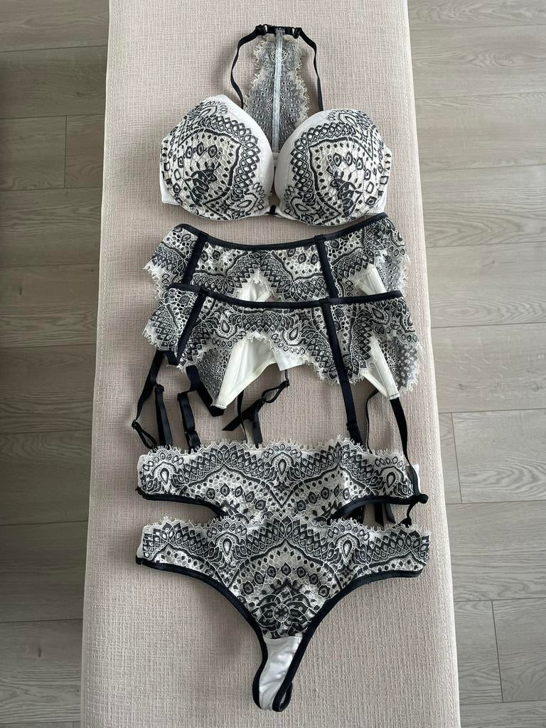 Prachtig wit/grijs Lingerieset - Hunkemoller, Verzenden, Grijs, Setje