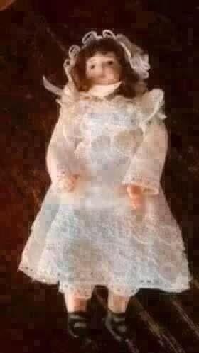 Poppenhuis miniaturen porseleinen popje 18 schattig meisje, Verzamelen, Ophalen of Verzenden, Zo goed als nieuw, Poppenhuis