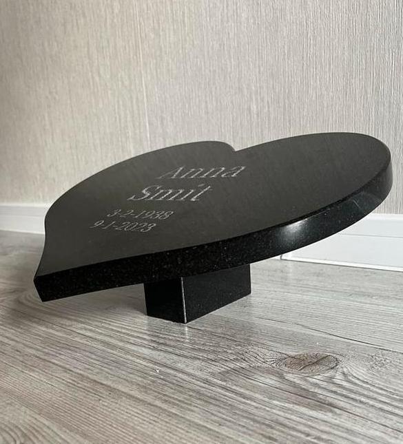 Hartvormige grafsteen van zwart graniet. 45x35x15(cm)., Tuin en Terras, Tuinbeelden, Nieuw, Overige typen, Steen, Verzenden