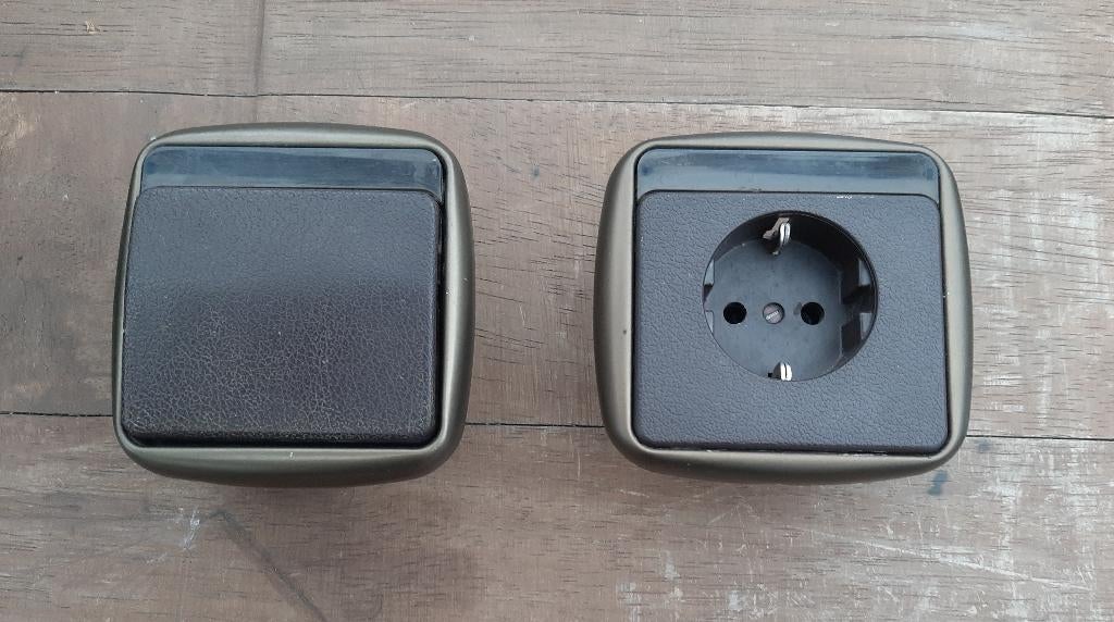Jung inbouw Wisselschakelaar en Stopcontact met Randaarde, Ophalen, Zo goed als nieuw, Jung inbouw Wisselschakelaar en Stopcontact met Randaarde.