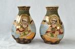 Twee kleine Japanse Satsuma vaasjes, Miniatuur vaasje Rakan, Ophalen of Verzenden