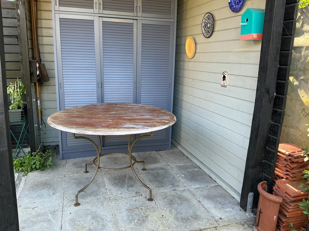 Ronde houten tafel met smeedijzeren onderstel, Ophalen of Verzenden, Gebruikt
