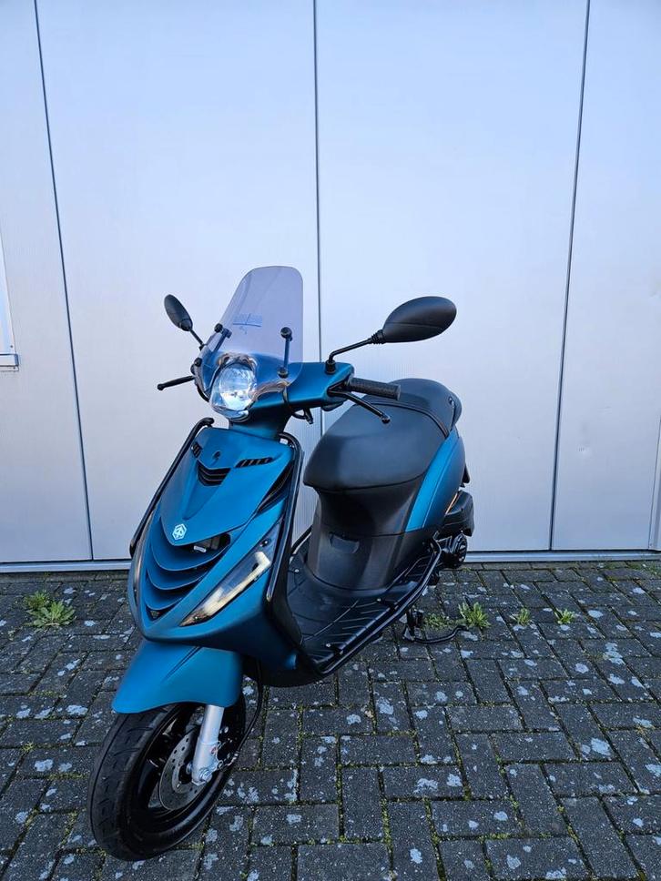 Piaggio Zip | SP | Custom 2021 | Mat Blue | Full Option |, Fietsen en Brommers, Snorfietsen en Snorscooters, Zo goed als nieuw