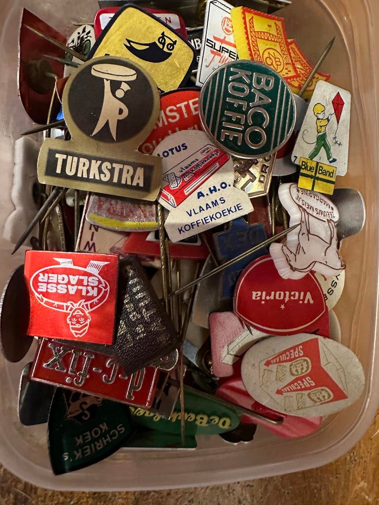 Vintage speldjes. Doosje vol., Verzamelen, Speldjes, Pins en Buttons, Ophalen of Verzenden, Gebruikt, Merk, Speldje of Pin