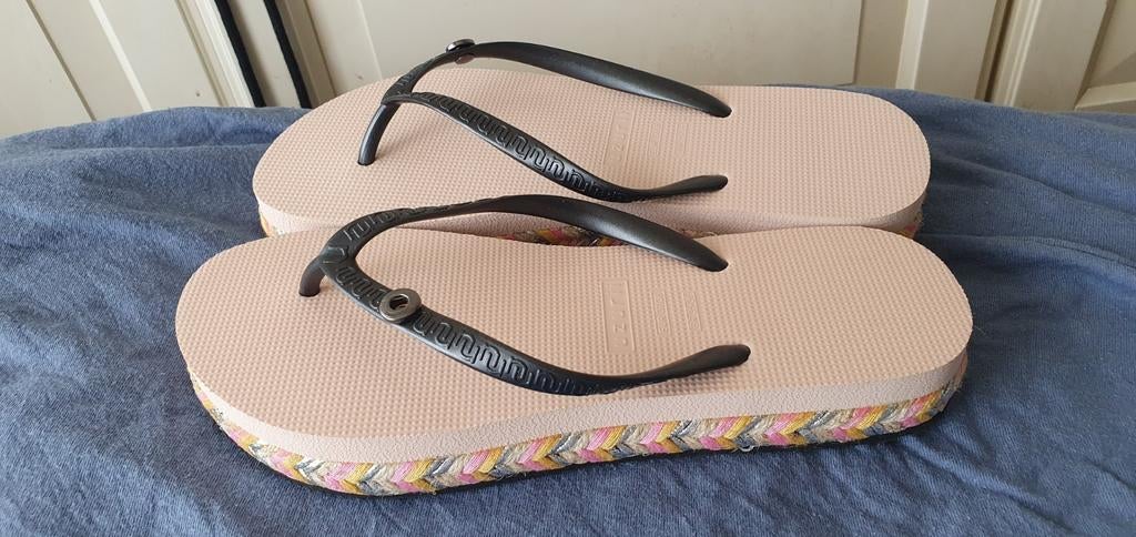 Uzurii Slippers Maat 37/38 -nieuw, Slippers, Uzurii, Beige, Ophalen of Verzenden