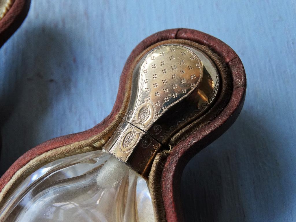 Antiek kristallen parfumfles met gouden dop in foedraal, Antiek en Kunst, Verzenden