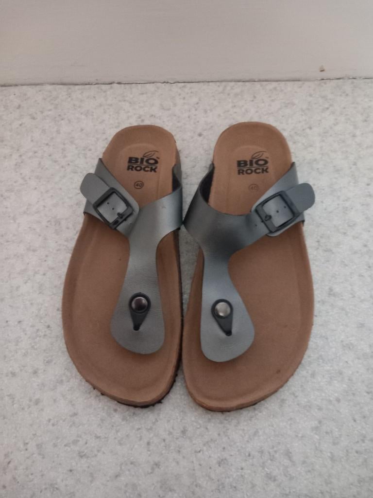 Silvergrijze teenslippers mt 40 (Nijmegen oost), Slippers, Biorock, Nieuw, Ophalen of Verzenden