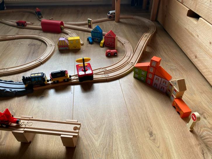 Houten treinbaan met toebehoren, Kinderen en Baby's, Speelgoed | Overig, Gebruikt, Jongen of Meisje, Ophalen of Verzenden