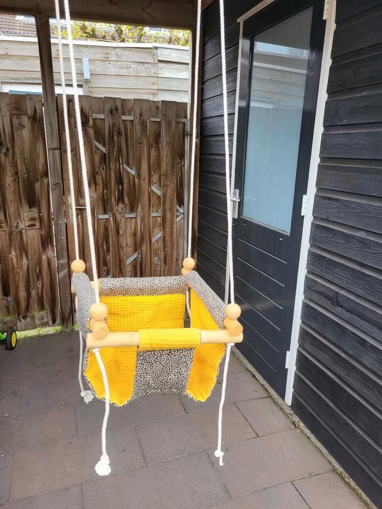 Houten schommel met geel en panterprint stof, Ophalen, Schommel