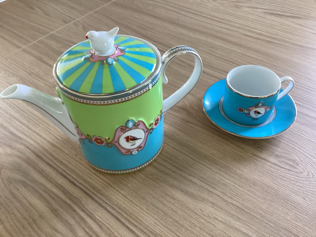 Pip Studio Theepot en Kop en Schotel - Love birds medaillon, Ophalen of Verzenden, Zo goed als nieuw, Overige stijlen, Kop(pen) en/of Schotel(s)