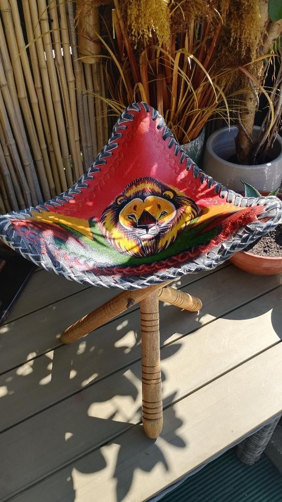 Afrikaanse handgeschilderde leren driepoot opvouwbare krukje, Ophalen of Verzenden, Zo goed als nieuw, Hout