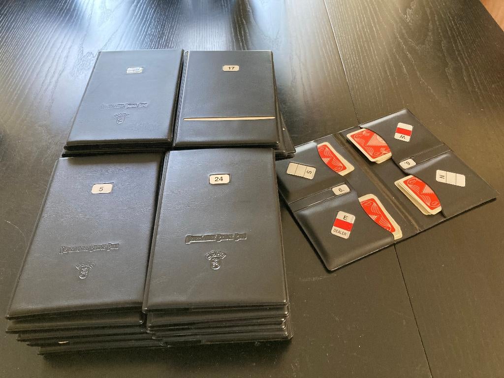 24 bridge mapjes gevuld met bridge kaarten, Drie of vier spelers, Ophalen of Verzenden, Zo goed als nieuw, Nederlandse Bridge Bond