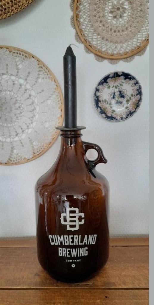 Vintage bruine engelse fles vaas met oor en tekst, Ophalen of Verzenden, Overige kleuren, Glas, Minder dan 50 cm