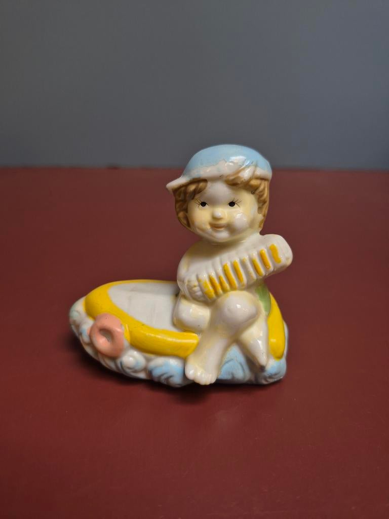 Kindje met accordeon op bootje, Verzamelen, Beelden en Beeldjes, Ophalen of Verzenden, Mens