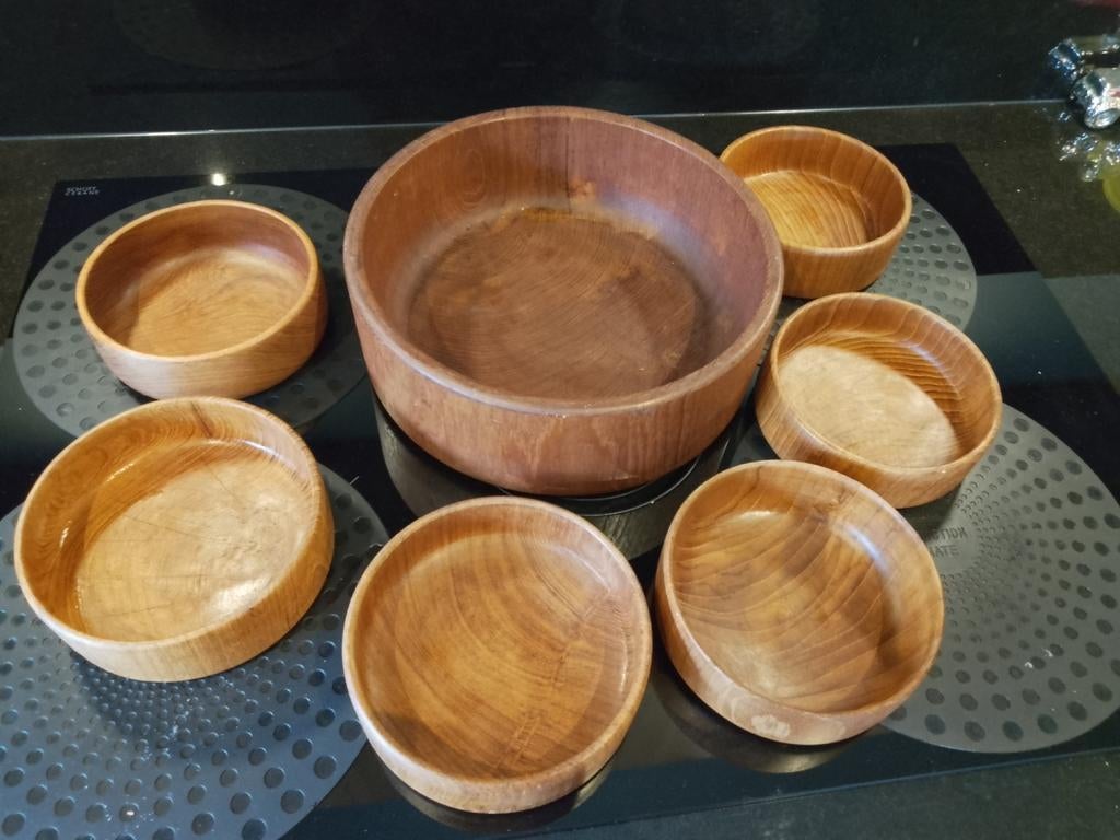 Vintage houten salade schaal met 6 kommen, Huis en Inrichting, Keuken | Servies, Ophalen, Keramiek, Zo goed als nieuw, Kom(men)
