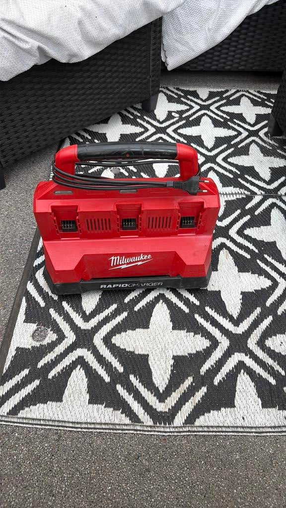Milwaukee M18 PC6 PACKOUT zesvaks snellader, Ophalen of Verzenden, Gevuld, Zo goed als nieuw