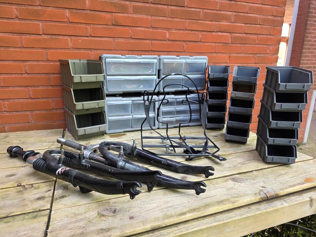 Schuur opruiming bakjes assortiment kastje etc etc, Ophalen