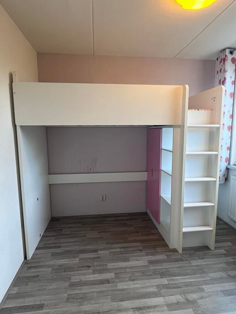 Ikea loft bed with desk, wardrobe and mattress, pink, Ophalen, Zo goed als nieuw, Stapelbed